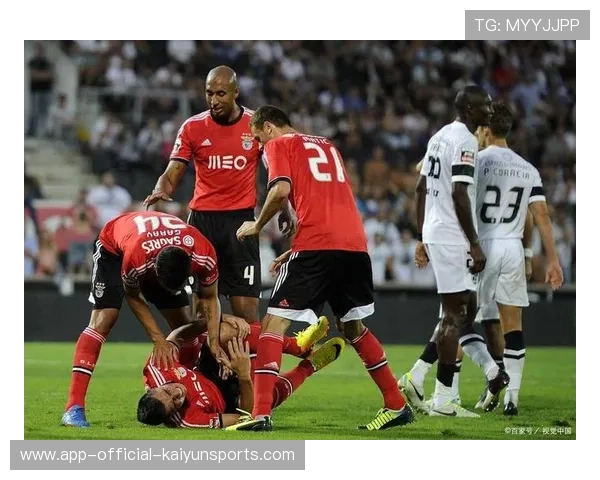 桑德兰逼平阿森纳战术启示高位逼抢与快速反击奏效，桑德兰主场球衣