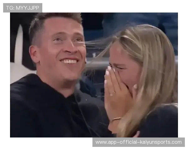 球迷故事:现场“浪漫求婚”瞬间感动全场 球迷故事:现场“浪漫求婚”瞬间感动全场