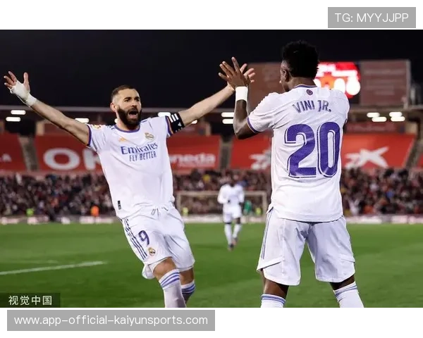 维尼修斯边路连过两人后横传,皇家马德里轻松推射 维尼修斯边路连过两人后横传,皇家马德里轻松推射